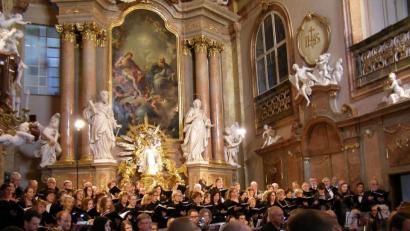 Bild: Julia Sagstetter/exb
Die beiden Chöre aus Waldsassen und Blansko während des Konzerts in der barocken Klosterkirche in Vranov.