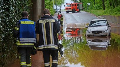 Bild: Gabi Schönberger
Ein 51-jähriger Rothenstädter hatte die Autofahrerin aus dem Wagen geholt, nachdem dieser im Hochwasser stecken geblieben war.