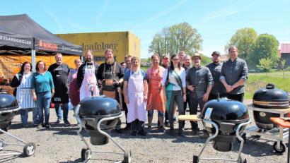 Bild: stg
Zum Fischgrillkurs haben die Arge Fisch und Mitglieder der „Stiftlandgriller“ um Vorsitzenden Markus Brunner (Dritter von rechts) nach Haunritz eingeladen. Von den Ergebnissen ist auch die Oberpfälzer Teichnixe Sophie Bächer (Sechste von rechts) begeistert.