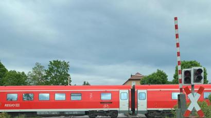 Bild: Dominik Schmid
Die Schranke am Bahnübergang in Klardorf ist am Mittwoch, 22. Mai, 17.37 Uhr, offen, ein Zug fährt trotzdem durch.