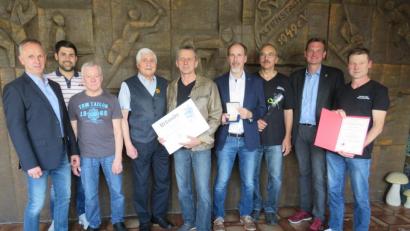 Bild: adj
Auszeichnungen runden das Jubiläum ab. Von links: Prüfungsreferent Helmut Körber, Daniel Wokensky (SV Altenstadt), Horst Tippelt, Dieter Baller, Achim Völkl, Robert Lehner, Bürgermeister Ernst Schicketanz und Dittmar Weineck.