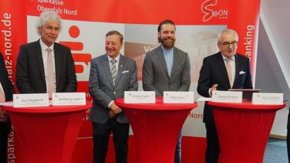 Bild: Bühner
Als Musterbeispiel für eine perfekte Unternehmensnachfolge ist die Ziegler Group für den Bayerischen Gründerpreis nominiert: (von links) Kurt Seggewiß als stellvertretender und Wolfgang Lippert als Vorsitzender des Sparkassen-Verwaltungsrats, Wilhelm und Stefan Ziegler, Sparkassen-Vorstandsvorsitzender Ludwig Zitzmann und das Mitglied des Vorstands Hans-Jörg Schön.