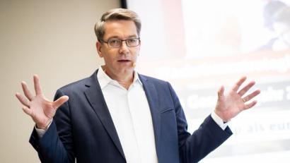 Bild: Felix König/dpa
Der Vorstand der Otto Group, Alexander Birken, kritisierte bei der Jahres-Pressekonferenz die Steuervorteile, die der amerikanische Konkurrent Amazon in Europa genießt.