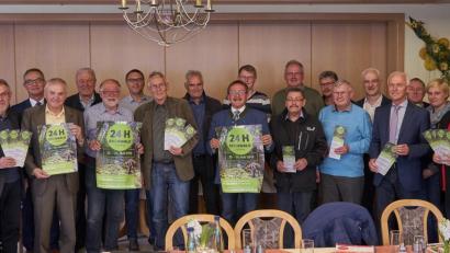 Bild: njn
Hinter der Veranstaltung "24 Stunden Steinwald erleben" stehen die Bürgermeister der 16 Mitgliedskommunen der Steinwald-Allianz mit Vorsitzendem Hans Donko (10. von links).