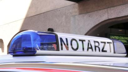 Symbolbild: Karin Wilck
Der Notarzt bringt einen verletzten Azubi nach einem Unfall bei Theisseil ins Klinikum Weiden.