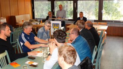 Bild: Stadt Tirschenreuth
Franz Stahl (Podium, rechts), Werner Gleißner (stehend) und Vinzenz Rahn (Zweiter von links) bei der Vereinsvertreterversammlung im Blauen Zimmer des Kettelerhauses.