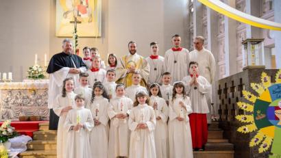 Bild: Claudia Seitz/exb
Die Erstkommunionkinder der Pfarrei Hl. Familie mit Kaplan Florian Weindler (Mitte), Diplom-Religionspädagoge Carsten-Armin Jakimowicz (links) und dem liturgischen Dienst.