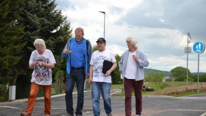 Bild: ca
Einfach über die Grenze laufen: heute selbstverständlich. Peter Pietruschinski (von links), Bundespolizist Reinhold Balk (Hahnbach), Jürgen Seifert und Joachim Ernst am Grenzübergang Pomezí.
