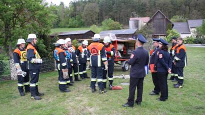 Bild: bjp
Ein fest gezurrter Knoten kann im Ernstfall lebensrettend sein: Deshalb müssen die Feuerwehrleute auch ihre Fertigkeit im Knüpfen von Rettungsknoten "am Mann" beweisen. Bild: bjp