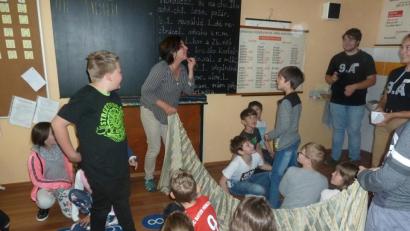 Bild: nis
Wenn Völkerverständigung Spaß macht: Bei einem Spieletag an der Schule in Štěnovice fügten die Grundschüler aus Tiefenbach der Partnerschaft ein weiteres Kapitel an.