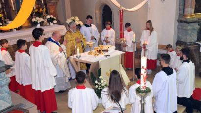 Bild: no
In festlicher Atmosphäre feierte Hauptzelebrant Andreas Thiermeyer, gemeinsam mit dem Ortspfarrer Markus Priwratzky den Jubiläumsgottesdienst in der Pfarrkirche St.Vitus