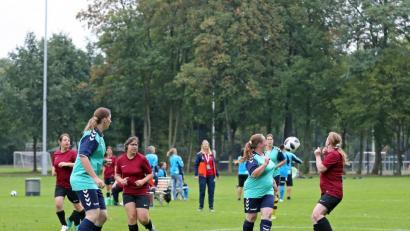 Bild: fz
Das Damenteam "Fußballweiber" des HPZ (in Rot) will für den Damenfußball für Menschen mit Behinderung werben.