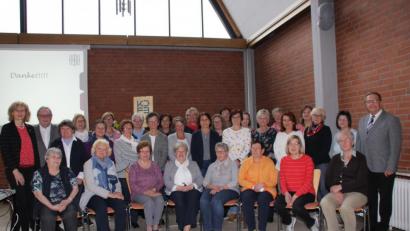 Bild: ads
Stellvertretender Landrat Hans Kummert (Zweiter von links) und Bürgermeister Martin Preuß (rechts) überreichten als Dank und Wertschätzung für ehrenamtliches Engagement an 38 Frauenbundfrauen die Ehrenamtskarten der Stadt und des Landkreises. Die Vizepräsidentin des Bundesverbandes, Marianne Bäumler (hinten links), und Bezirksvorsitzende Irene Zeller (vorne links) gratulierten den Frauen aus allen zwölf Zweigvereinen.