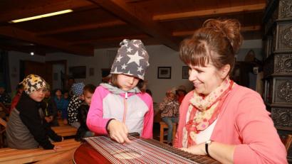 Bild: njn
Heidi Banzer erklärte den Kindergartenkindern, wie eine Zither funktioniert und gespielt wird.
