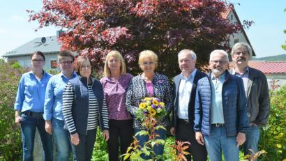 Bild: fz
Gerda Scholz (vierte von rechts) freut sich über die Glückwünsche zu ihrem 70. Geburtstag.