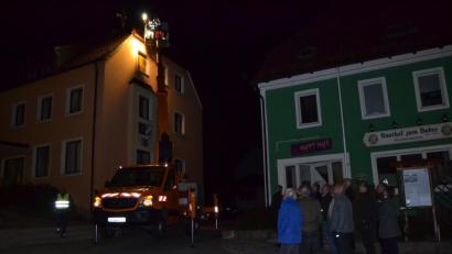 Bild: gi
Über die verschiedenen Varianten der neuen LED-Kirchenanstrahlung informierte das Bayernwerk die Gemeinderäte in den Abendstunden.