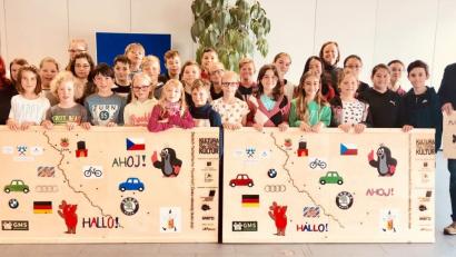 Bild: cr
Schulleiter Günther Paul (rechts) und Lehrerin Dana Pflaum (links) freuen sich über das gelungene Projekt. Eine Kunsttafel wird in der tschechischen Partnerschule aufgehängt, die andere bleibt in Weiherhammer.
