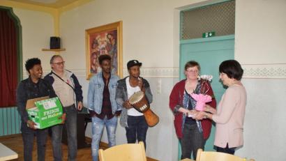 Bild: mmj
Gertraud Nickl aus Eslarn (Zweite von rechts) informierte beim Seniorenkreis über ihre Arbeit mit Flüchtlingen aus Afrika.