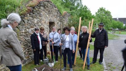Bild: bnr
Der Erhalt der Artenvielfalt liegt auch den Landfrauen am Herzen. Als symbolischen Beitrag dazu pflanzte die Bezirksbäuerin Rita Blümel eine Portugiesische Birnenquitte im Freilandmuseum Neusath-Perschen.