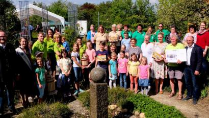 Bild: le
Die Preissieger mit Landrat Andreas Meier (stehend links) und Kreisvorsitzendem Albert Nickl (stehend rechts) freuen sich unter weiß-blauem Himmel.