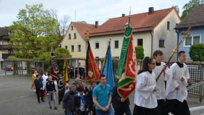 Bild: dob
Für die Waldauer ist das Patrozinium ihrer Benefiziumskirche immer ein kleiner Festtag. Mit einem Einzug leiteten die Vereinsabordnungen mit dem Altardienst den Patronatstag ein.