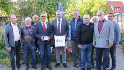 Bild: bij
Zu einer Diskussionsrunde mit dem Europaabgeordnetem Ismail Ertug (Vierter von links) hatte das DGB-Ortskartell Hirschau/Schnaittenbach unter dem Motto „Reden wir über Europa“ eingeladen. Ein kurzer Besuch des Schnaittenbacher Kräutergartens beendete die Veranstaltung.