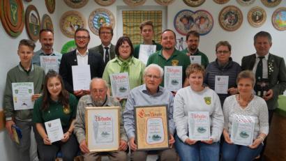 Bild: du
Einen großen Ehrenreigen gibt es beim Schützenverein "Hubertus". Ernst Robl (vorne, Mitte) ist neues Ehrenmitglied. Bereits seit 60 Jahren hält Willy Römisch (vorne, Zweiter von links) den Schützen die Treue.