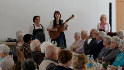 Bild: mab
Ihre erste Veranstaltung organisierte die neue Seniorenbeauftragte Gabriele Beck (rechts stehend) und hatte damit zusammen mit den Geschwistern Winterer einen durchschlagenden Erfolg.