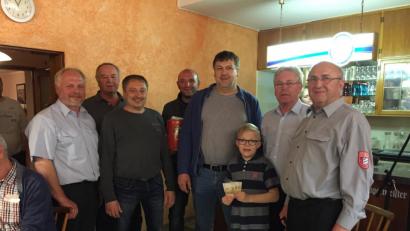 Bild: gi
Den ersten Preis des Preisschafkopfes der Feuerwehr Etzgersrieth holte Stefan Forster (Dritter von rechts). Den Gewinnern des gratulierten Spielleiter Heinrich Ring und Vorsitzender Rudolf Mitlmeier (von rechts) sowie zweiter Vorsitzender Fritz Steinhilber (links). Max Mitlmeier zog die Gewinner bei der zusätzlichen Verlosung.