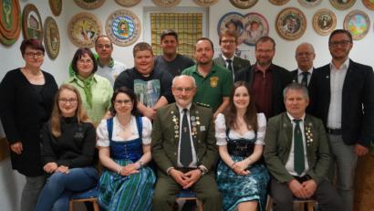Bild: du
Die Führungsmannschaft des Schützenvereins "Hubertus" mit dem neuen Schützenmeister Josef Robl (vorne, Mitte) wird in der Jahreshauptversammlung mit einem großen Vertrauensbeweis der Mitglieder ausgestattet.