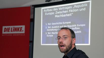 Bild: Wolfgang Steinbacher
Referent Björn Reichel ist Mitarbeiter der Europa-Abgeordneten Cornelia Ernst. Auf Einladung der Partei Die Linke referierte er in Amberg.