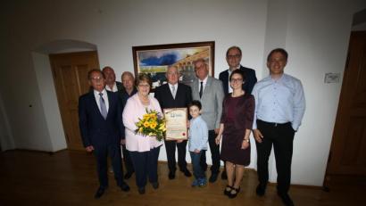 Bild: bjp
Viele Weggefährten aus Familie, Politik und Gesellschaft gratulieren Altbürgermeister Anton Gareis (mit Urkunde) zur Bürgermedaille. Mit im Bild sind (von links) Bürgermeister Werner Walberer, Bürgermeister a. D. Konrad Merkl, Ehrenbürger Albert Butscher, Ehefrau Veronika sowie (von rechts) die Söhne Thomas und Christian, Schwiegertochter Barbara, Stadtverbands-Ehrenvorsitzender Andreas Anger und Enkel Michael.