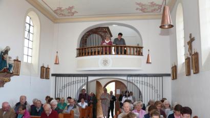 Bild: rpp
Marga Kukla und Andrea Zeitler gestalten den Gottesdienst mit Wortbeiträgen.