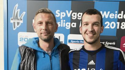 Bild: exb
Der Trainer der SpVgg SV Weiden, Andreas Scheler (links) freut sich über Neuzugang Dominik Mandula, der ab nächster Saison für den Landesligisten spielt.