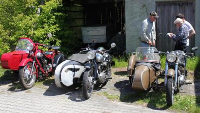 Bild: mfh
Diese drei Gespanne vertraten u.a. die Oldiefraktion. Das rote Fahrzeug links im Bild ist eine dänische Nimbus mit Vierzylindermotor.