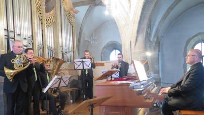 Bild: jzk
Josef Neubauer, René Pascal Bauer, Patrick Oroudji, Jonas Bäumler, Johannes Kellermann und Walther Thurn (von links) spielten sich in die Herzen der Zuhörer beim Kirchenkonzert in der Kemnather Stadtpfarrkirche.