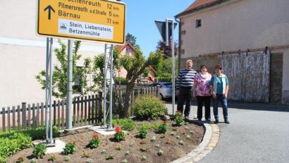 Bild: flt
Martina Ott und Rita Trißl (von rechts) pflanzten zusammen mit OGV-Vorsitzendem Jörn Schedl (links) an Beeten und Pflanztrögen wie hier in der Hauptstraße wieder verschiedene Blumen an - heuer in den Feuerwehrfarben Rot und Weiß, extra für das Feuerwehrjubiläum.