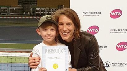 Bild: lst
Die deutsche Spitzenspielerin Andrea Petkovic gratulierte dem Neunkirchener Tennis-Talent Kilian Meister zu dessen zweiten Platz. Bild: lst