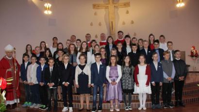 Bild: ads
39 junge Christen aus den Pfarreien St. Konrad und St. Martin ließen sich am Wochenende im Rahmen eines Pontifikalgottesdienstes das Sakrament der Firmung von Weihbischof Reinhard Pappenberger spenden und besiegelten dadurch ihren Glauben.