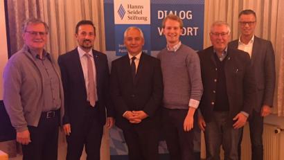 Bild: u
Publizist Michael G. Möhnle (Dritter von links) von der Hanns-Seidel-Stiftung mit (von links) Helmut Christa (Regionalbeauftragter Hanns-Seidel-Stiftung), Pfarrer Stefan Fischer, CSU-Ortsvorsitzendem Florentin Siegert, Pfarrer Johannes Blohm und Bürgermeister Hermann Falk.