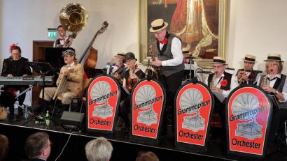 Bild: Wolfgang Steinbacher
Der Lions-Club Amberg-Sulzbach feiert seine Gründung vor 25 Jahren mit einem Konzert des Regensburger Grammophon-Orchesters. Dabei geht es aber weniger um die eigene Unterhaltung als um einen guten Zweck. Der Erlös ist für das Herzenswunsch-Projekt des Malteser-Hilfsdienstes bestimmt.