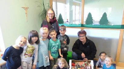 Bild: wlr
Leckere Erdbeeren und kleine Möhrchen sind diese Woche dabei. Die Buben und Mädchen sowie Kindergartenleiterin Theresa Koch sind jede Woche gespannt auf die von Regine Götz gespendete Obst- und Gemüsekiste.
