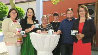 Bild: Hirsch
Kreisvorsitzende Marianne Forster, Kulturmanagerin Sissy Thammer, Ortsvorsitzende Sonja Dietl, OB-Gattin Susanne Feller, EU-Kandidat Christoph Götz und dritte Bürgermeisterin Martina Englhardt-Kopf (von links) sprachen bei der Muttertagsfeier der Frauenunion Schwandorf.