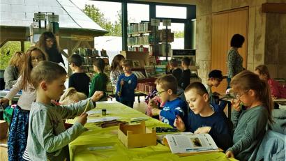 Bild: jml
Die Kinder blättern eifrig in dem großen Bücherangebot.