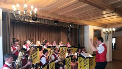 Bild: soj
Die Fichtelgebirgskapelle Ebnath unter Leitung von Johannes Prechtl (rechts) gab ein beeindruckendes Konzert im Pfarrgemeindehaus.