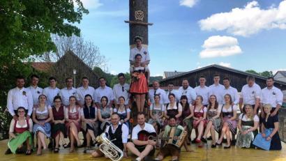 Bild: jp
Die 16 Wolfsfelder Kirwapaare eröffneten den Kastler Kirwareigen und ermittelten mit Hilfe der drei Allersburger Musikanten das neue Oberkirwapaar. Edeltraud Donhauser und Johannes Ehbauer (Mitte, am Baum) freuten sich über die neue Aufgabe.