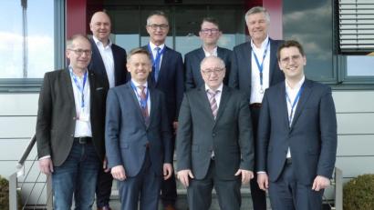 Bild: jzk
Bei ihrem Informationsbesuch sprachen MdL Tobias Reiß (vorne, Zweiter von links), Kandidat MdEP Christian Doleschal, CSU Bürgermeisterkandidat Roman Schäffler (vorne links) und Bürgermeister Werner Nickl (hinten, Zweiter von links) mit Standortleiter Michael Ascherl (hinten links), dem Leiter des Einkaufs, Armin Keller (hinten Zweiter von rechts), Firmenchef Michael Ponnath (hinten rechts) und dem kaufmännischen Leiter Rupert Kohlhofer (vorne, Zweiter von rechts).