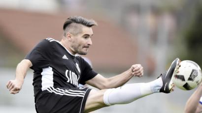 Bild: Hubert Ziegler
Der Königsteiner Spielertrainer Christian Ringler kann nicht aktiv am Projekt Klassenerhalt mithelfen. Er fällt mir einer Knieverletzung im Relegationsspiel gegen Anadoluspor Weiden aus.