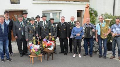 Bild: ker
Eine stattliche Abordnung mit Jagdgenossen, Bruderbundschützen, Schützengau und Musikanten gratulierten Georg Pilhofer, dem Urgestein des Bruderbunds zu seinem 90. Geburtstag