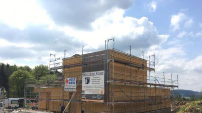 Bild: Förderverein Sternwarte Amberg-Ursensollen
Hier entsteht das Planetarium Ursensollen. Der Rohbau ist schon fertig, der Innenausbau läuft. Die Mitglieder des Fördervereins Sternwarte Amberg-Ursensollen konnten anlässlich ihrer Jahreshauptversammlung die Baustelle in Ursensollen besichtigen.